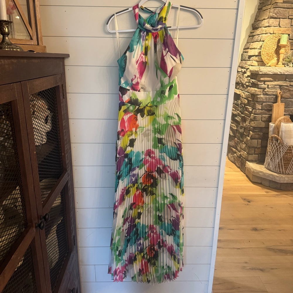 Eliza J Sz 6 Floral Maxi Halter Neck Dress. Pleated & beautiful! 🩷 - Picture 2 of 9